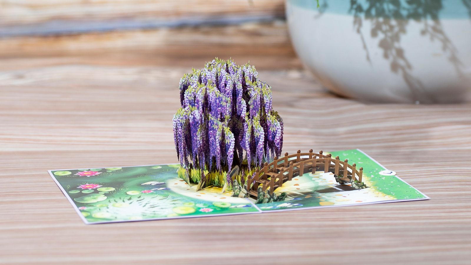 Оазис нежности: 3D-открытка «Цветущая Глициния и Мостик»