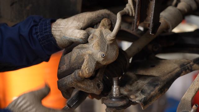 Слесарь по ремонту автомобилей: замена тормозной жидкости в одиночку через прокачной штуцер