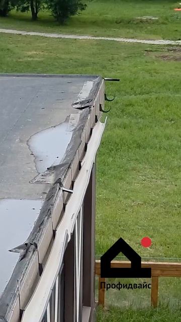 Пластиковая водосточная и горе-монтаж