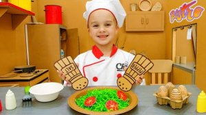 Крис открывает картонное кафе — забавные детские истории!