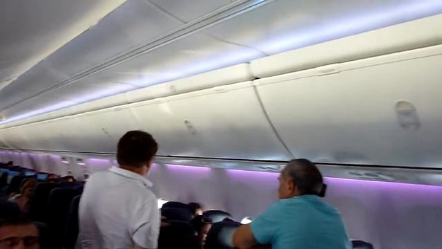 Мы в салоне самолета//Летим над облаками//идущая за мечтой
