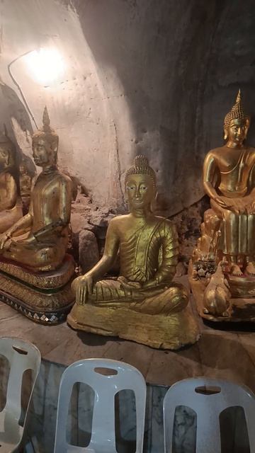 Где в Таиланде живут монахи-отшельники Белый слон на вершине тайской пещеры