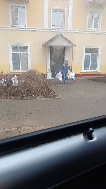 Трезвый пьяный Алко терминатор Толя тащит два пакета