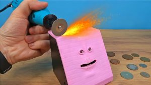 Жующая копилка подавилась и пришлось ее распилить! Что внутри жующей копилки?