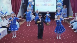 Необычный танец на выпускном в детском саду.