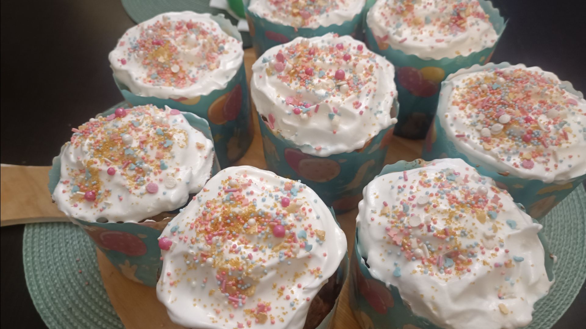 Пеку куличи и крашу яйца. Зашла в фермерские лавки.