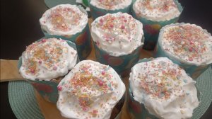 Пеку куличи и крашу яйца. Зашла в фермерские лавки.