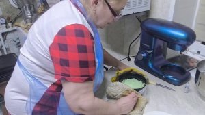 Украшаем куличи.