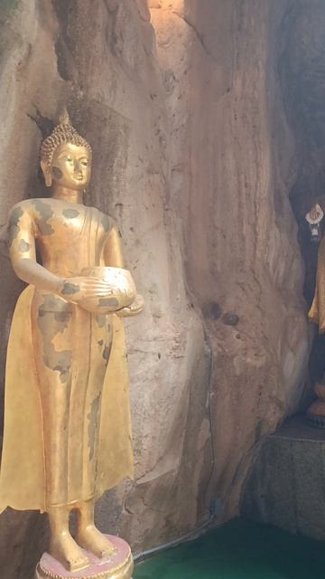 Гора, в которой живёт храм Белый слон на вершине тайской пещеры: духовный подъём в храм Кхао Йой