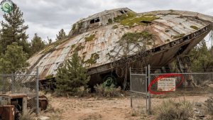 Нашли летающую тарелку и решили построить внутри классное жильё с полами из эпоксидной смолы