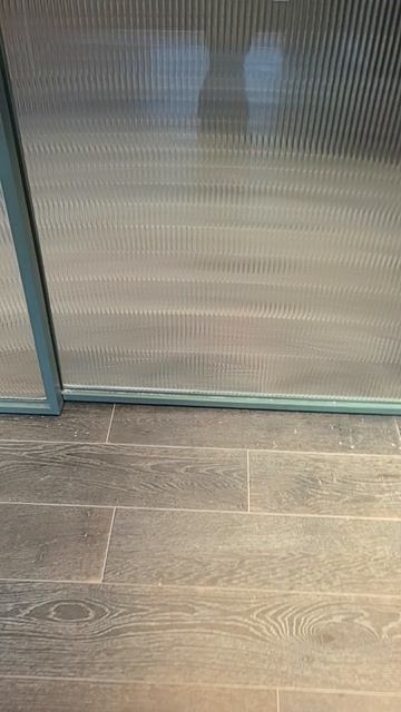 Каскадная (телескопическая) перегородка 4 створки в профиле «зелёный воск» со скрытой системой