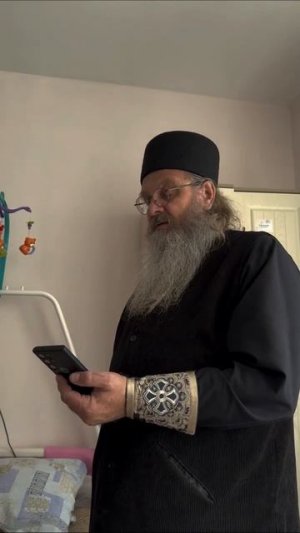 Батюшка поет в Гайском Доме-интернате для детей инвалидов