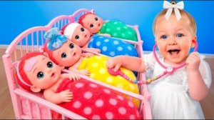 Ева — маленький доктор лечит маму и Ники пластырями