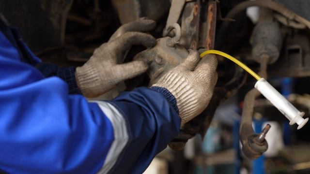 Слесарь по ремонту автомобилей: замена тормозной жидкости в одиночку