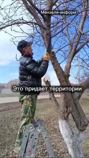 Владислав Ахтямов приводит в порядок зеленые улицы.