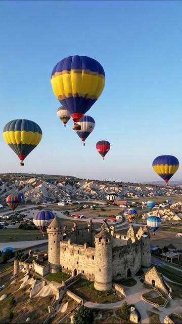 Поднявшись в небо: воздушные шары над замком #воздушныешары #приключения #красота