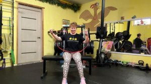 Упражнения с длинным резиновым амортизатором