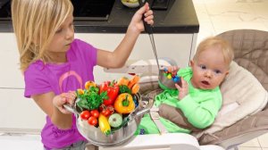 СОФУНЬЯ ШАЛУНЬЯ  - СОФИЯ как МАМА ДЛЯ СЕСТРЫ.