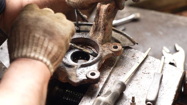 Слесарь по ремонту автомобилей: снимаем прикипевшее стопорное кольцо ступичного подшипника