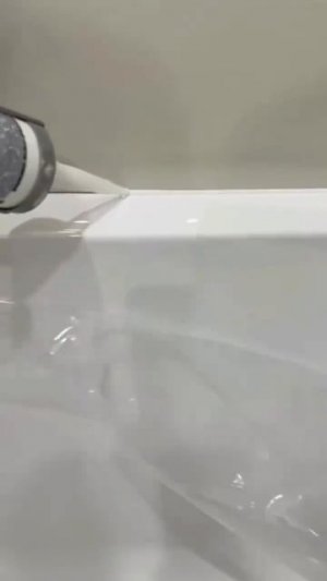 Красивый стык между плиткой и ванной 
Хороший туториал, который поможет улучшить ваше помещение.