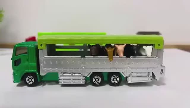 Мультики для детей . Мультики про машинки которые ездят по городу и перевозят груз .