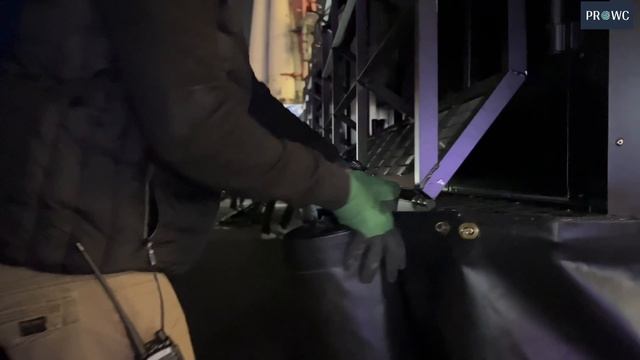 Бекстейдж с ночного монтажа туалетных модулей PROWC