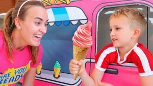 Влад и Никита играют в мобильные игры для детей