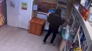 В Москве мужчина ограбил аптеку, угрожая фармацевту кирпичом
