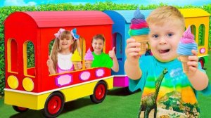 Диана, Рома и Оливер путешествуют по городу на поезде