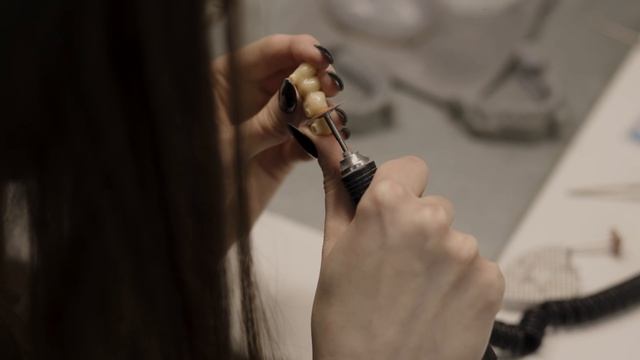 ГДЕ И КАК ДЕЛАЮТ ПРОТЕЗЫ, ВИНИРЫ И КОРОНКИ