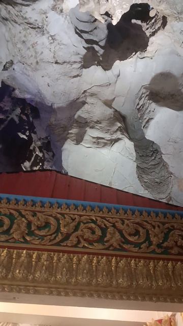 Где в Таиланде медитируют в пещерах Белый слон на вершине тайской пещеры: духовный подъём в храм