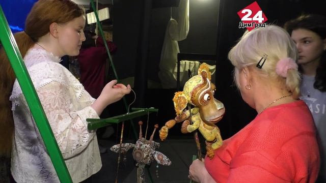 Учились быть актёрами, костюмерами, мастерами света и звука