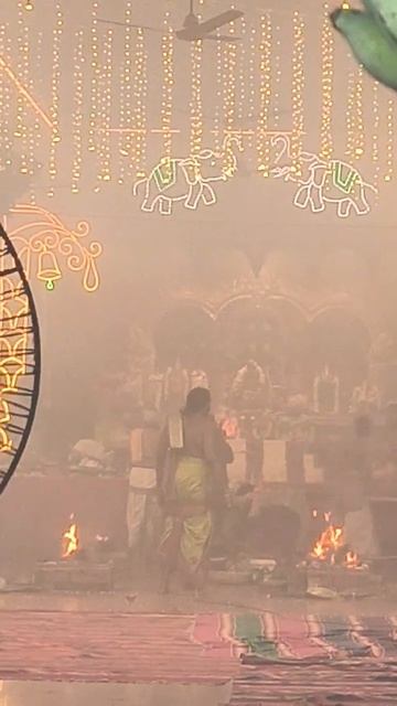 На ягию в Храм Ганеши придет министр г. Пудучерри. Ожидаем его. В Храме горят 3 костра, задымление