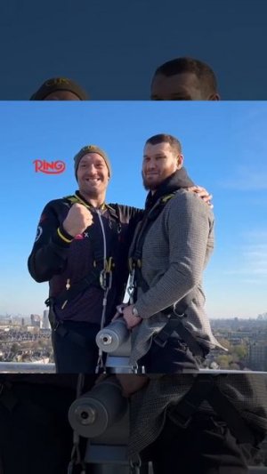 На дуэли взглядов с Арсланбек Махмудов Тайсон Фьюри неожиданно сорвался с серьёзного настроя