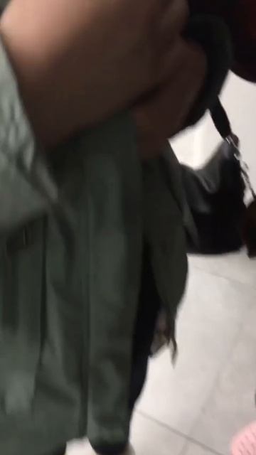 Волгоград. Выкинули котят в коробке. Принесли в банк, наверное хотели сделать подарок.