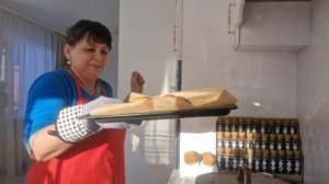 Угощение к празднику. Пеку булочки с маком. Топлю печь. Спасаю растишки.