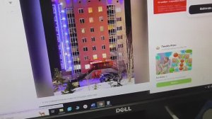 огромный термометр на фасаде многоэтажке