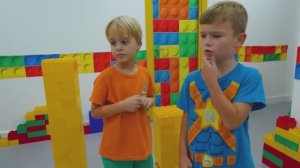 Крис играет как достать соседа с настоящим соседом