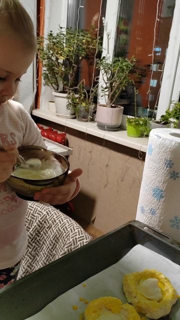 Арина готовит творожные ватрушки 😋👩🏼🍳🥯