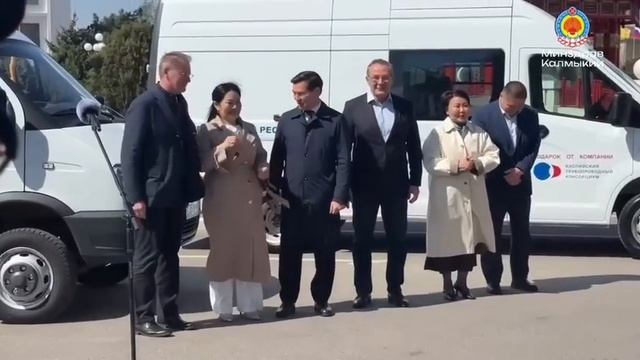 Подробнее о церемонии вручения автотранспорта медучреждениям Калмыкии смотрите в нашем видеоролике