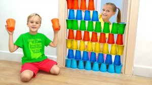 Дети играют с цветными стаканчиками и учатся делиться