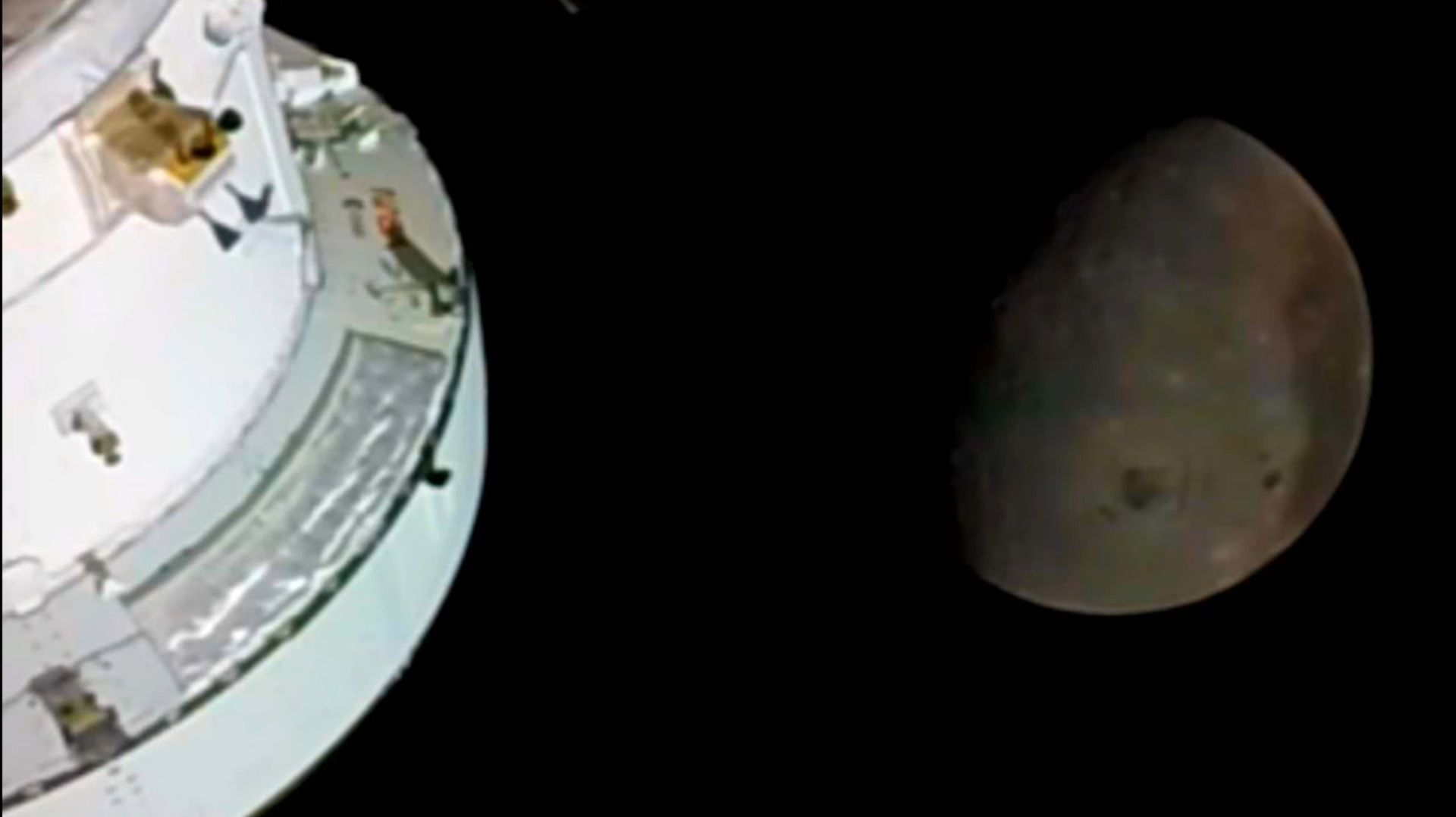 Облет корабля Orion вокруг Луны