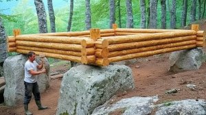 Мужчина построил домик используя ручной инструмент.