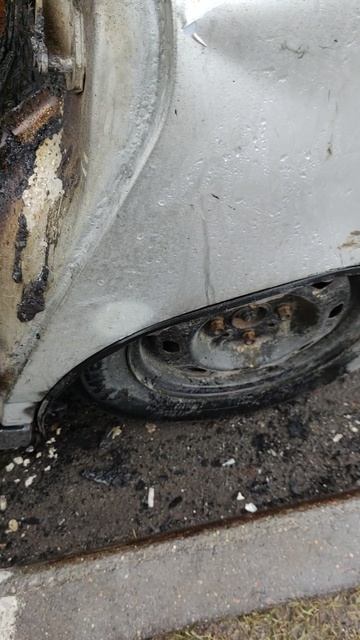 на парковке седьмого  неба сгорела, машина.