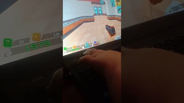 это как я играю в игру зомби в школе