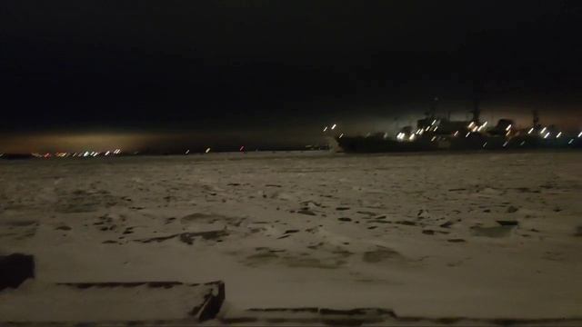 Петровская набережная в Кронштадте ночью