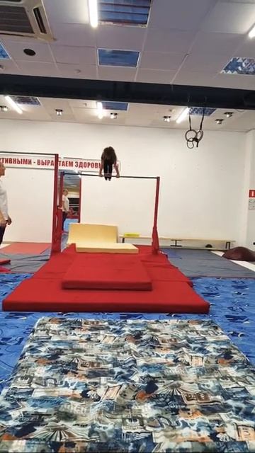 Брусья. Соскок с поворотом. Спортивная гимнастика