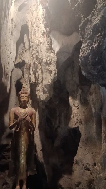 Будда, которого освещает солнце