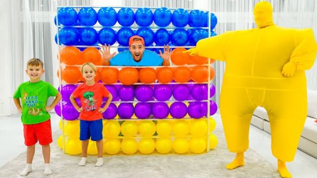 Крис и его друзья играют с воздушными шарами и игрушками