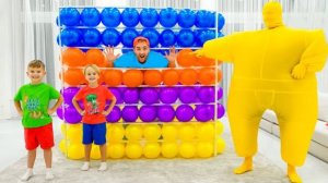 Крис и его друзья играют с воздушными шарами и игрушками